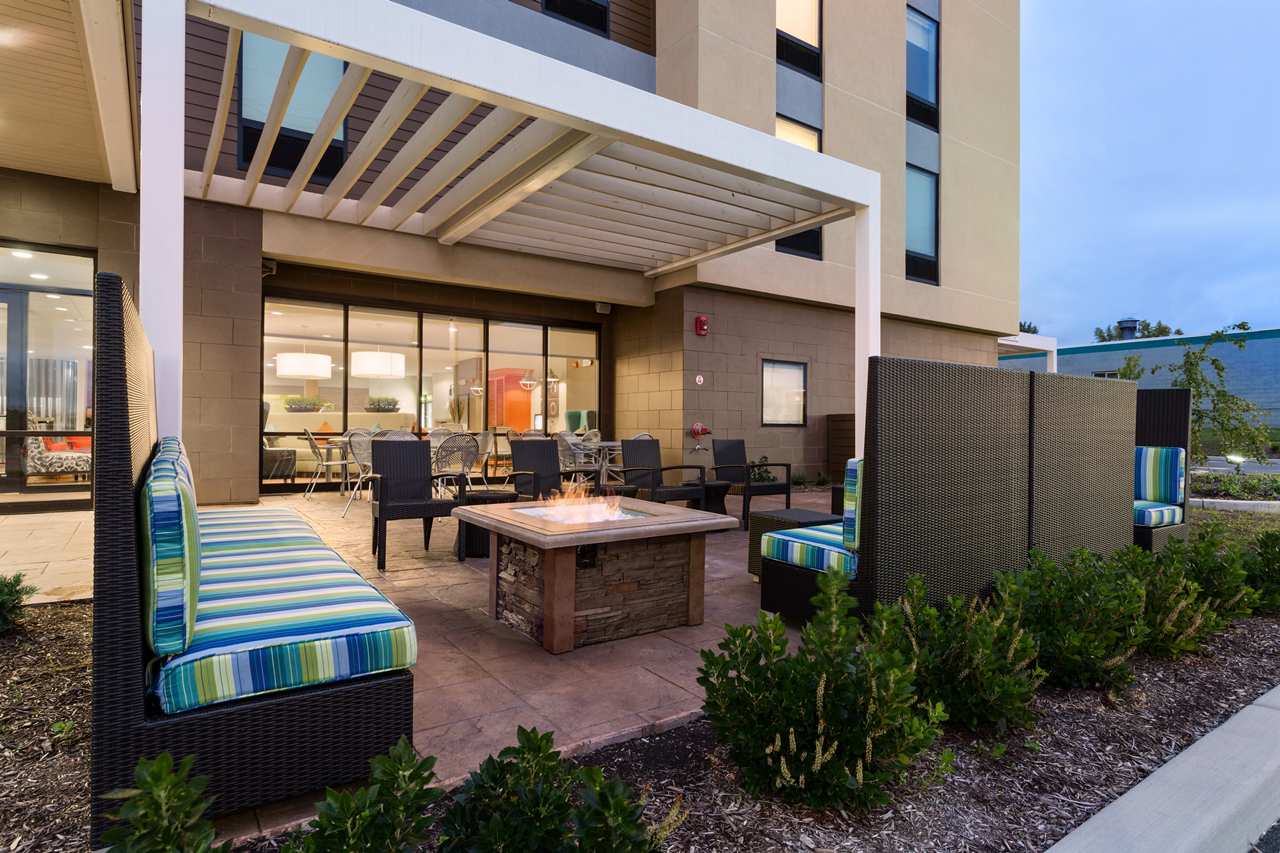 ROCRHHT_63620582_Outdoor_Area_-_Firepit_1280x853.jpg