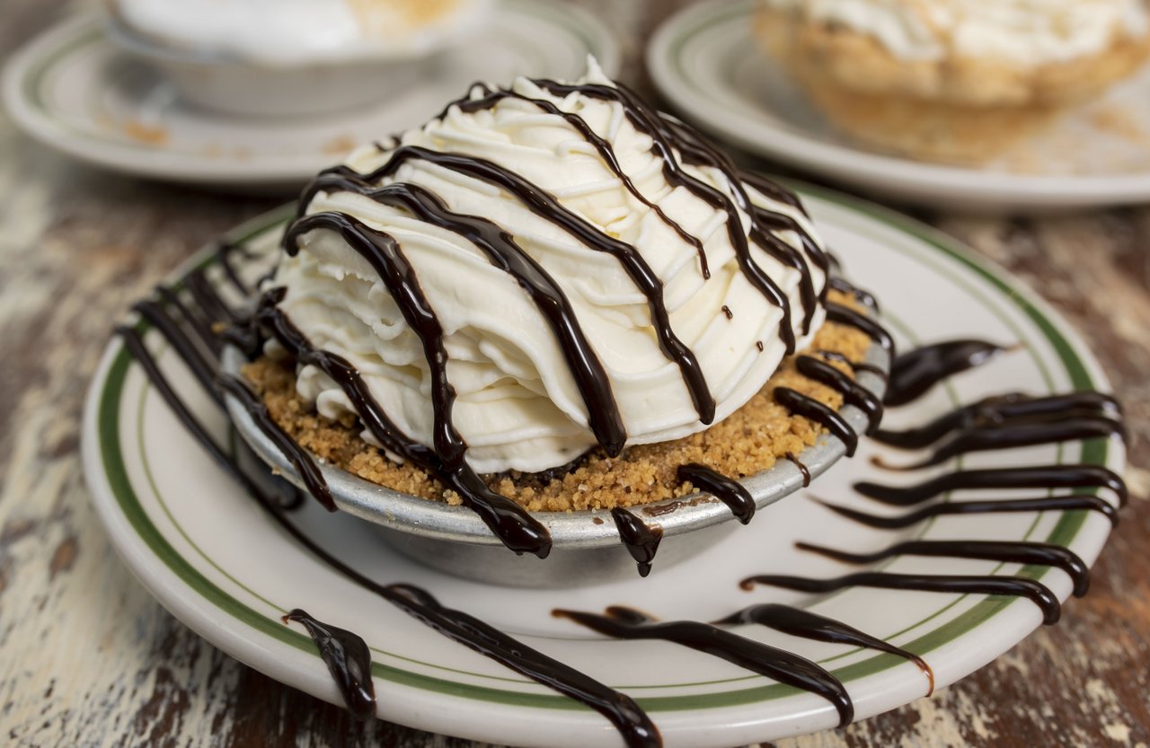 177-3-8773--Elsie's-Plate-&-Pie-medium.jpg