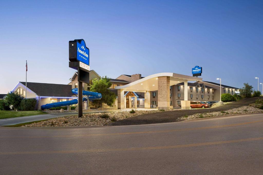 AmericInn Exterior.jpg