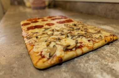 Tonys_Pizza_2022_Hiller_870_LCVB_27FD5F98-AA19-2756-8E9F56350B092EB8-27fd5e74ea807be_27fd63fe-ef9a-f486-8675ea0c89eb4e25.jpeg