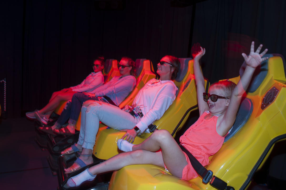Ghostly manor 4D girls.jpg