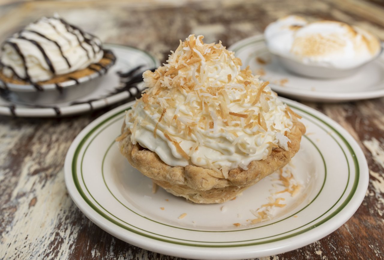 177-3-8772--Elsie's-Plate-&-Pie-medium.jpg