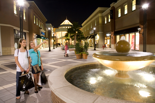 177-3-8316--ShoppingtheBoulevard__PC-Brian-Baiamonte.jpg
