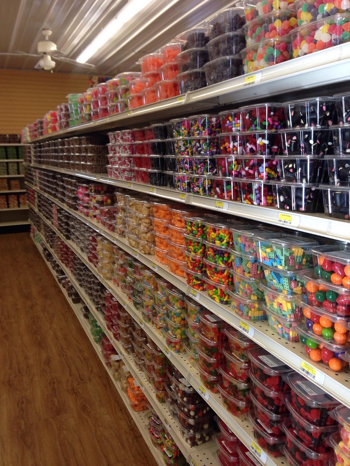 aisles-of-candy-and-chocolate.jpg