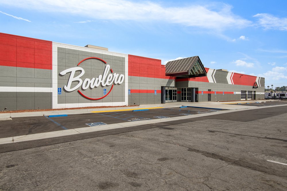 Bowlero Riverside4