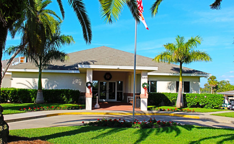 manatee golf entrance