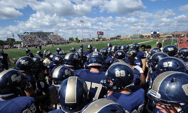 DSC_8003_team_pregame_huddle_stadium