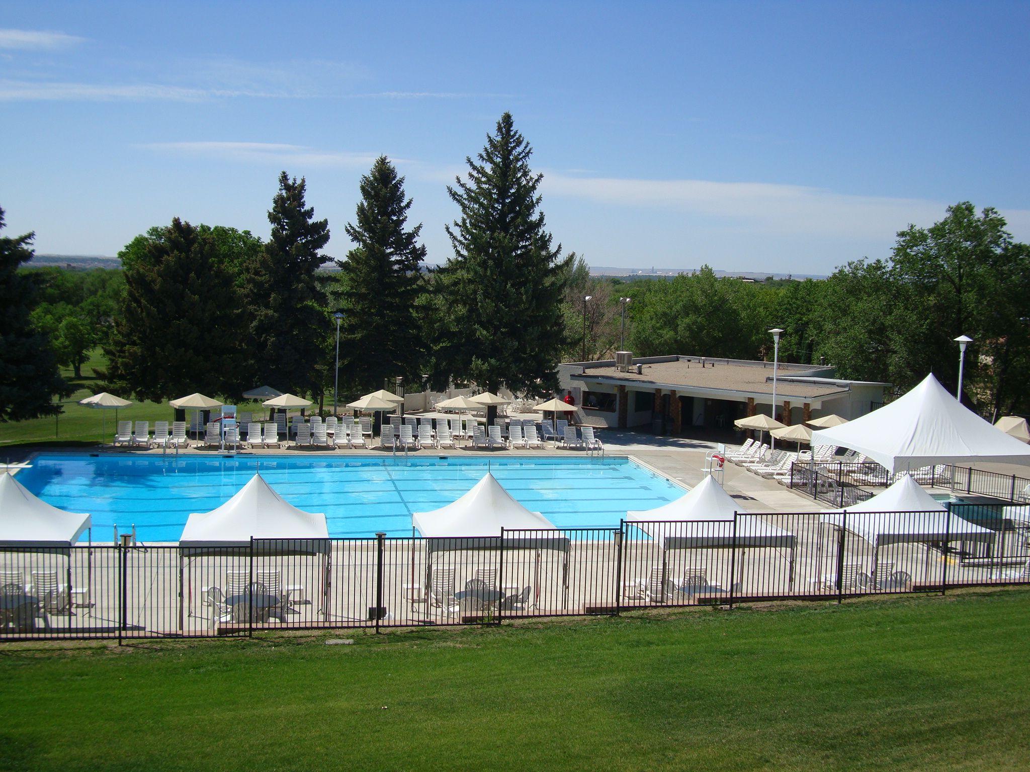 pueblo country club pool.gif