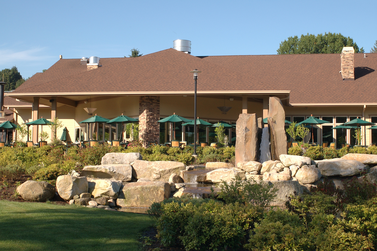 Fosters_Golf_Links_Attraction_Tukwila_Billy_Baroos_Patio.jpg