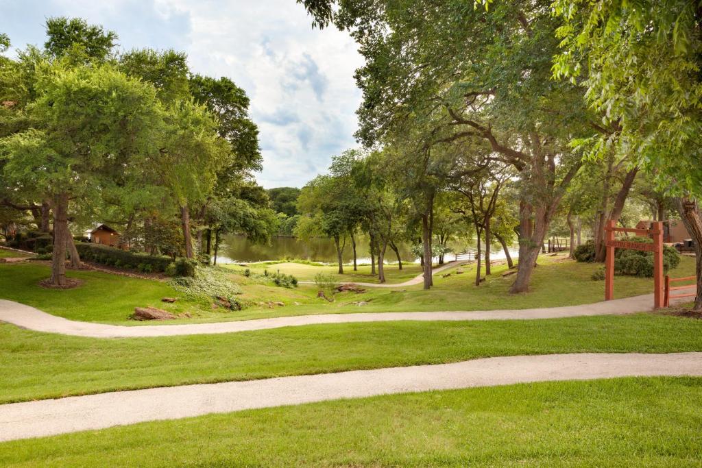 The Lakes Sports Club at Hilton DFW Lakes 4