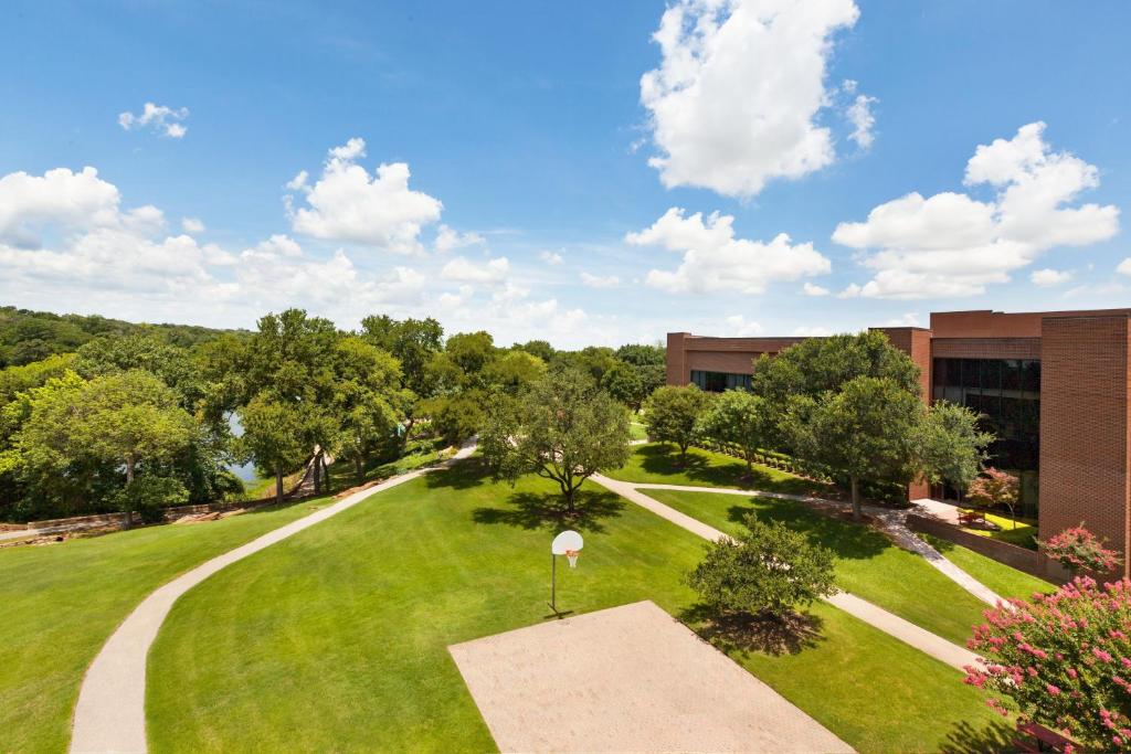 The Lakes Sports Club at Hilton DFW Lakes 5