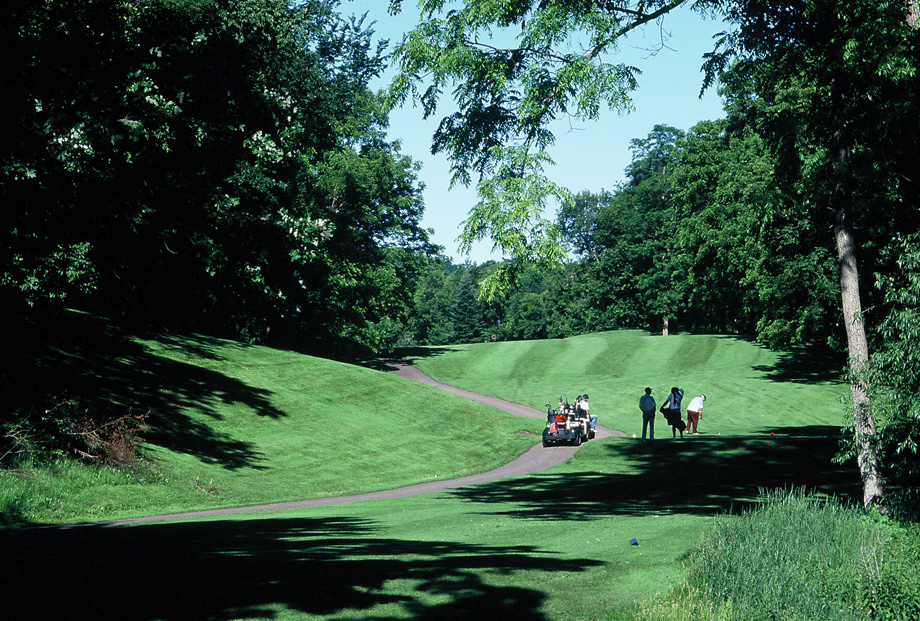 golfers-talking-on-fairway