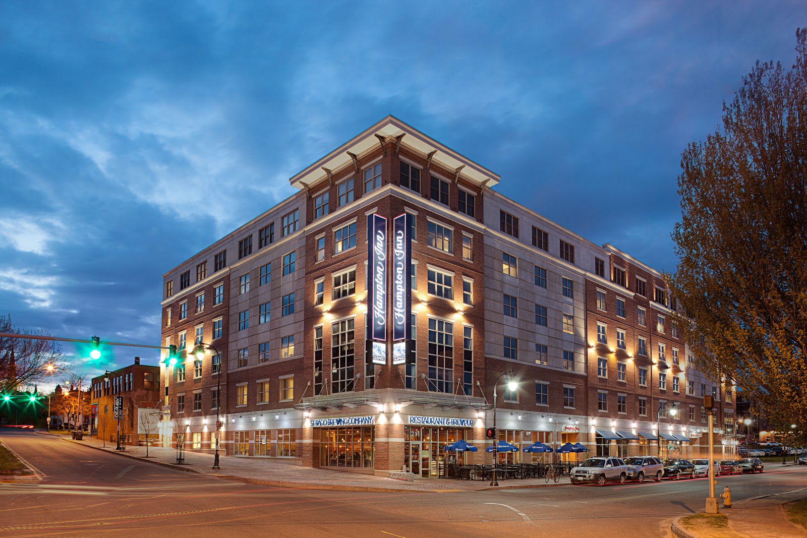 Hampton-Inn-Portland-Downtown-Waterfront-Exterior-Night.jpg
