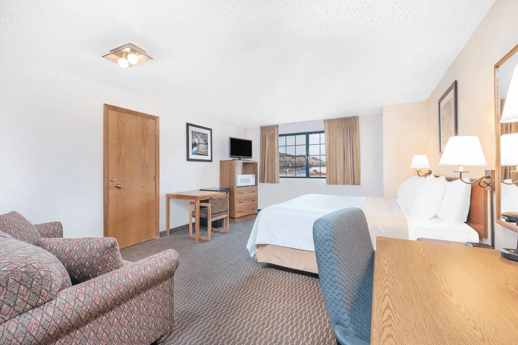 Days Inn West suite (1).png